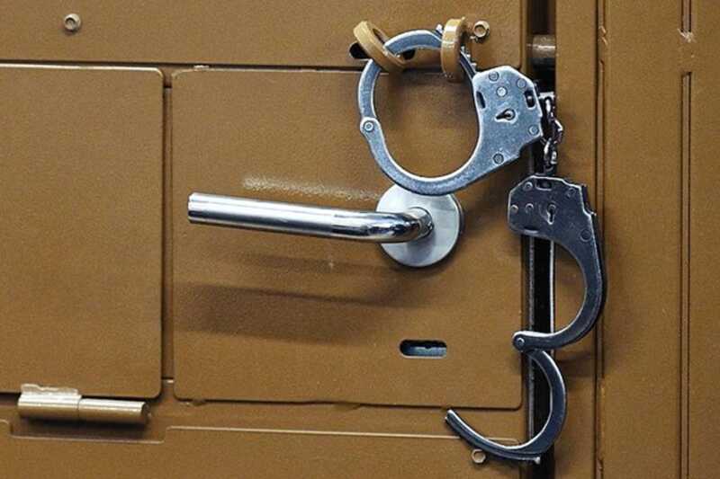 Устроивших дебош в посольстве Кении бездомных арестовали на десять суток