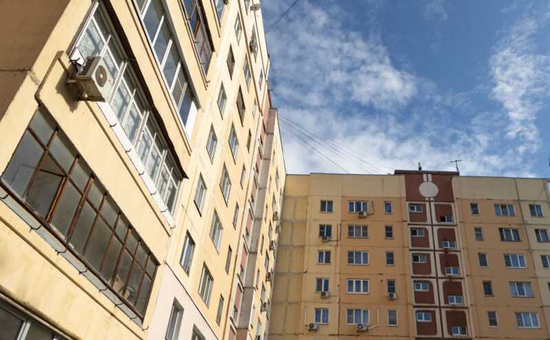 В Тюменской области из окна многоэтажки выпал человек