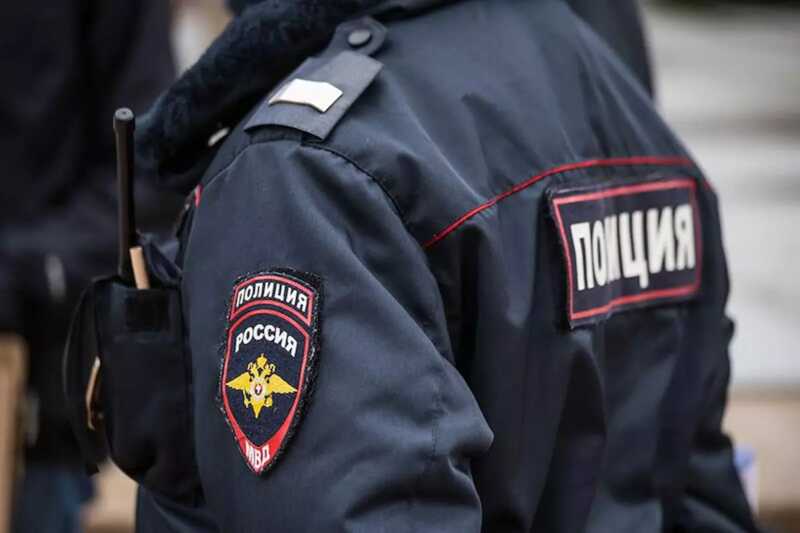 Полицейский хотел завладеть деньгами пьяной россиянки и попал под проверку