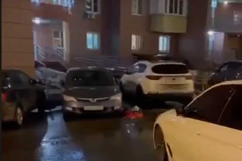 В Балашихе жильцы повредили машины соседей, выбрасывая вещи с балкона