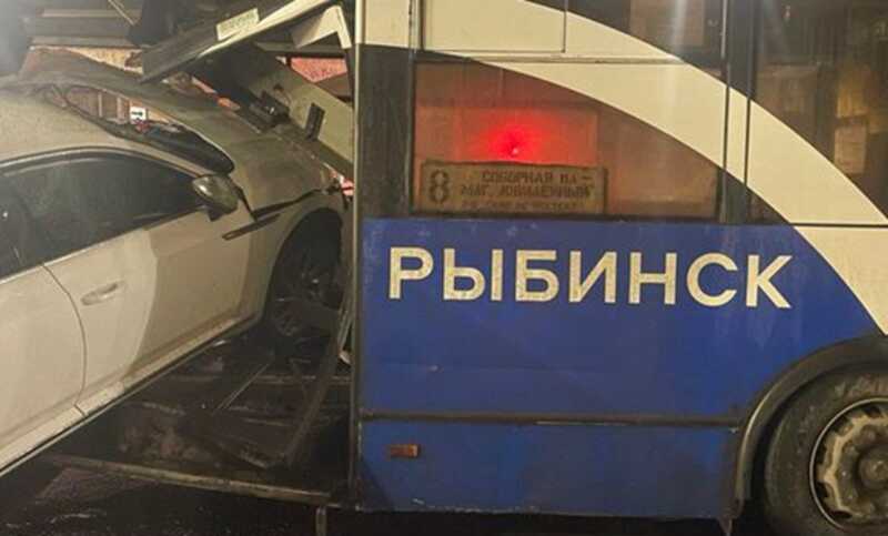 Автомобиль влетел в автобус в Ярославской области