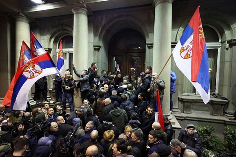 Протестующие штурмуют администрацию Белграда