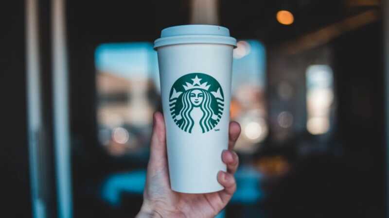 В Турции телеведущую уволили из-за стакана Starbucks