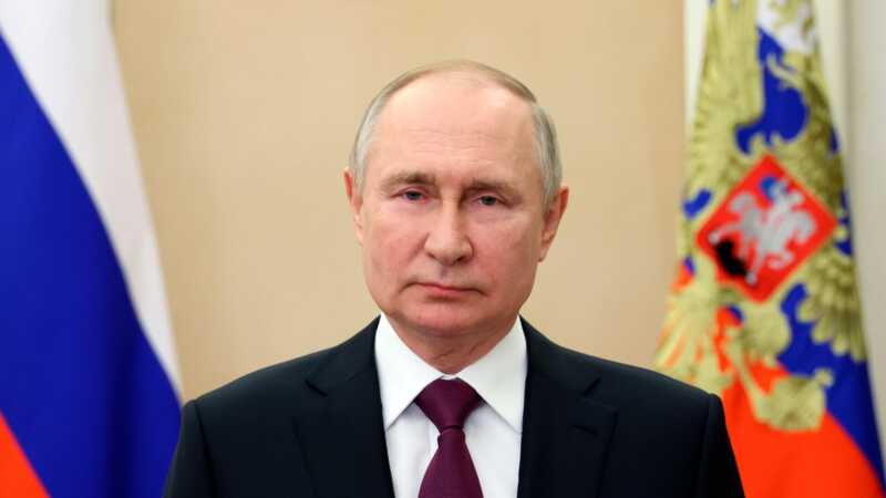 В России на электронном аукционе продали старую визитку Путина за 2 миллиона