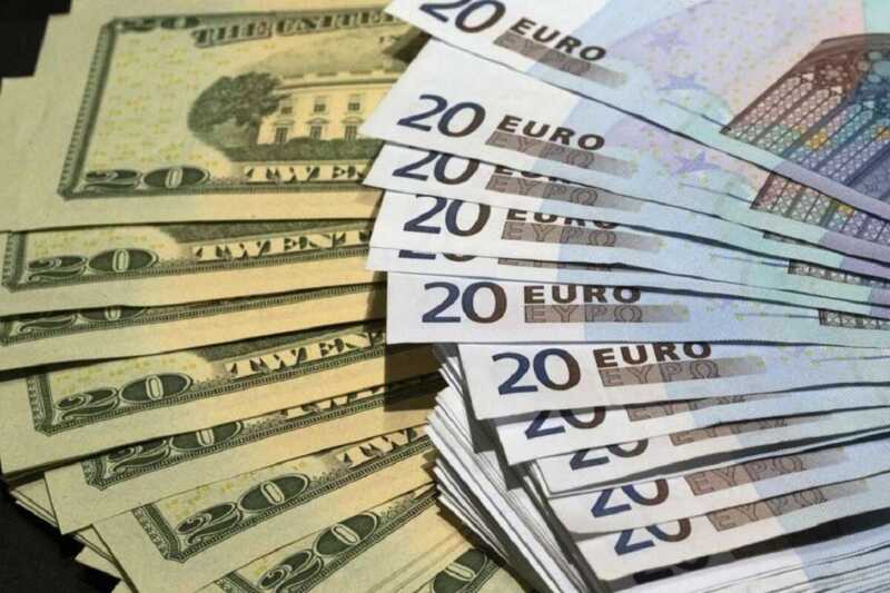 Курс евро превысил 102 рубля впервые с 20 октября