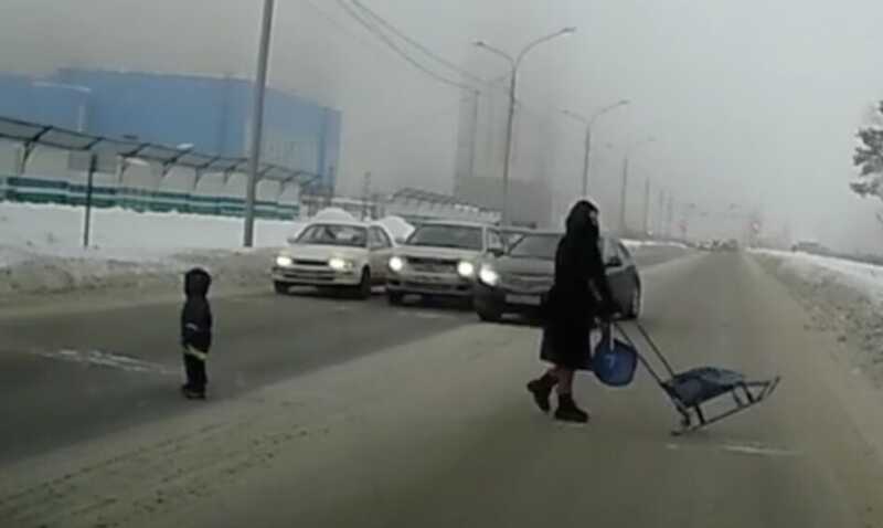 В Новосибирске женщина оставила своего ребенка посреди проезжей части