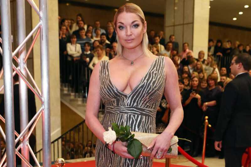 Вышла на сцену с ножами в руках: Волочкова ошарашила публику опасной выходкой