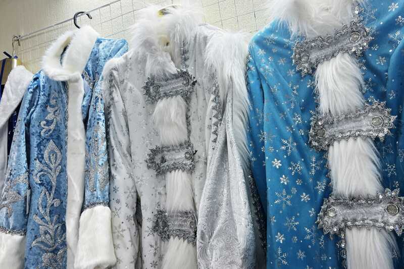 В Приморье родители обратились в прокуратуру из-за физрука в костюме Снегурочки