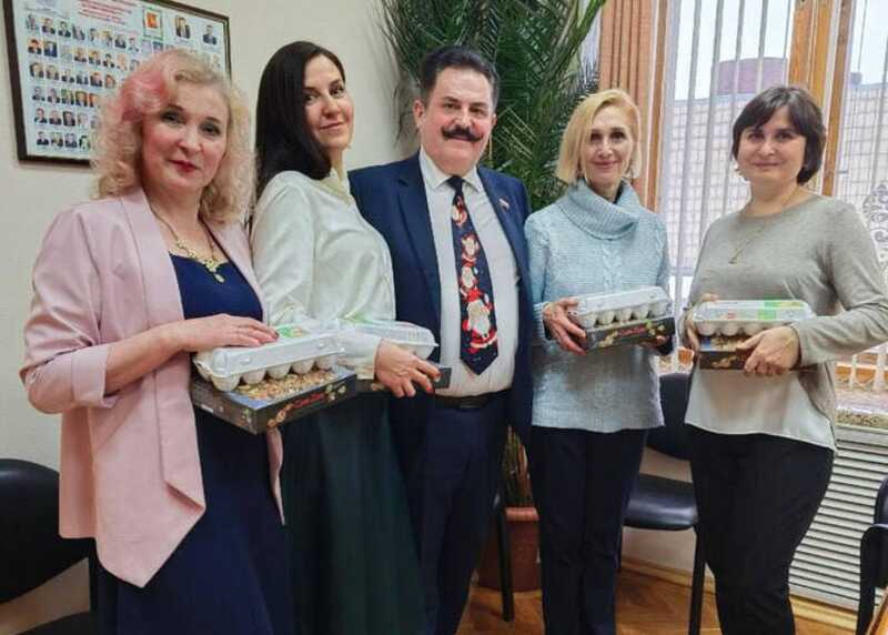 Депутат-единоросс из Вологды подарил коллегам на Новый год по упаковке яиц