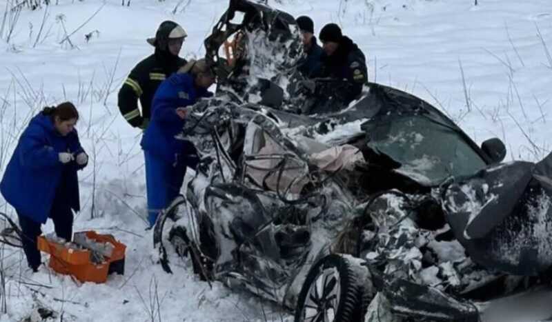 В Ивановской области тепловоз снес легковой автомобиль с людьми