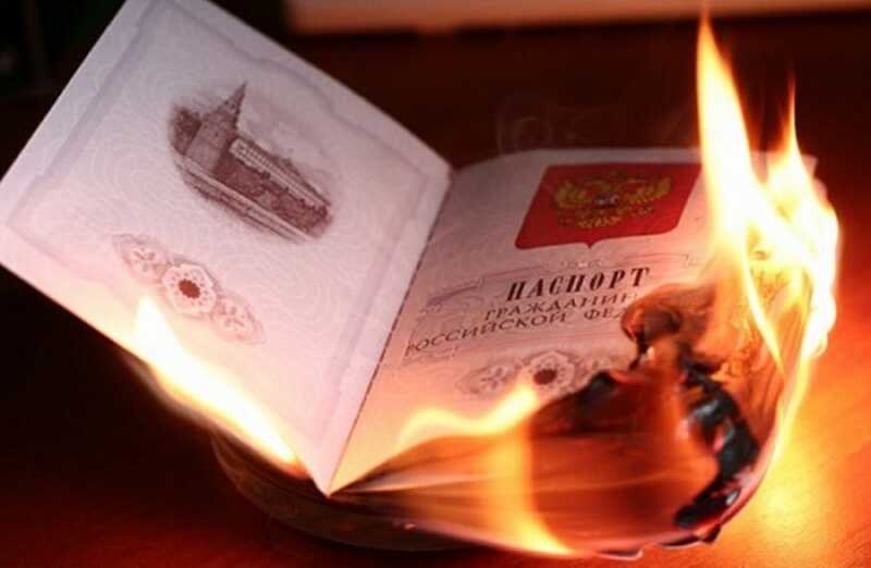 В Брянске пьяная блогерша показательно сожгла в новогоднюю ночь свой российский паспорт