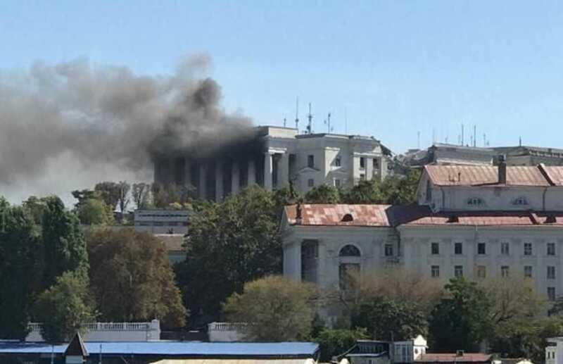 Возле уничтоженного штаба ЧФ в Севастополе появились патрули