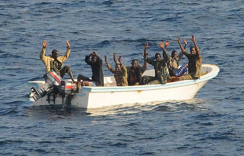 К торговому судну в Красном море приблизились неизвестные лодки