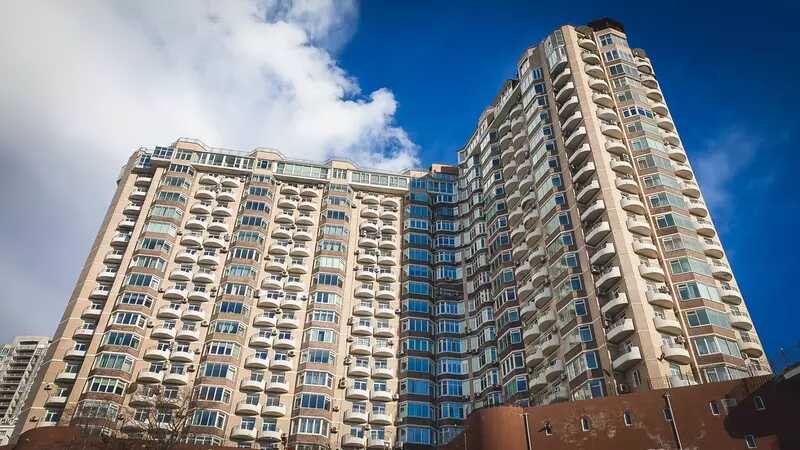 Екатеринбуржец выпал из окна четвертого этажа