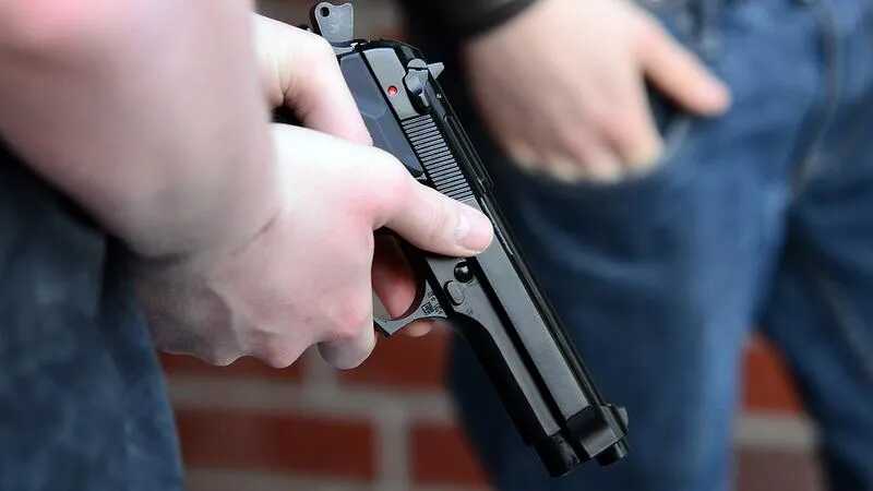 В Казани мужчина открыл стрельбу по людям возле торгового центра