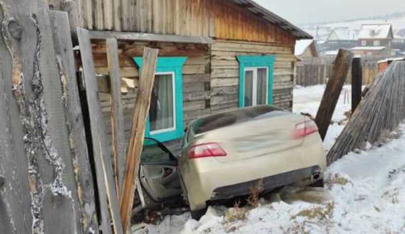 В Улан-Удэ 15-летний водитель въехал в дом