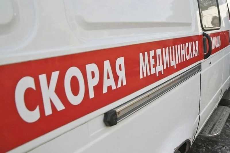Фельдшер скорой вытолкала из машины пытавшуюся сопровождать внука россиянку