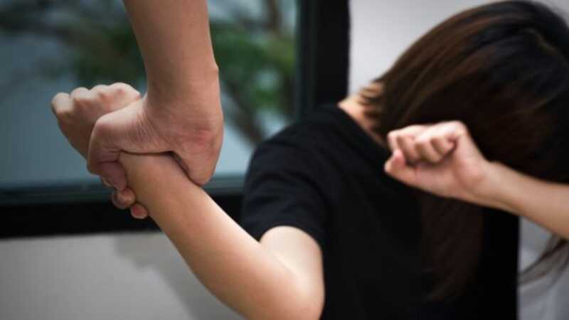 Россиянка год избивала 13-летнюю дочь, девочку спасли учителя