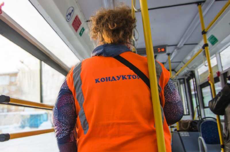 В Петербурге молодые люди вырвали волосы кондукторше за просьбу оплатить проезд