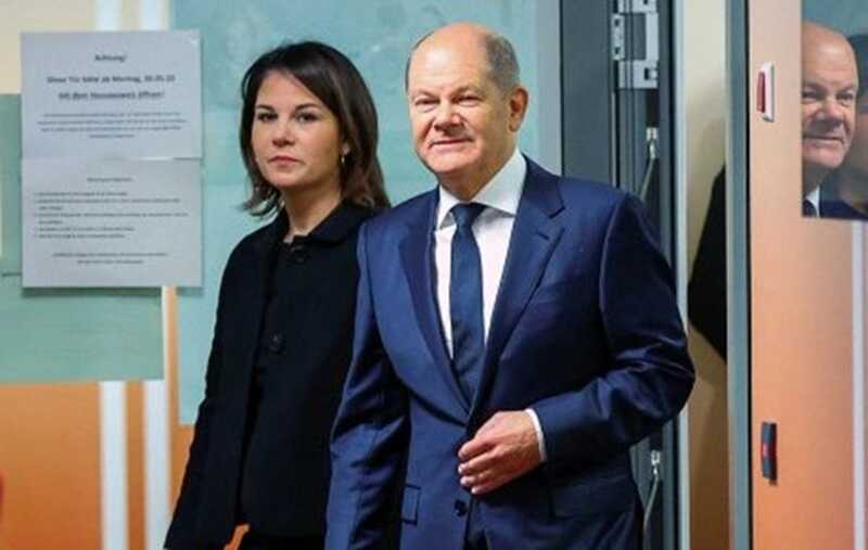 Шольц и Бербок вышли на демонстрацию в Потсдаме против правых экстремистов