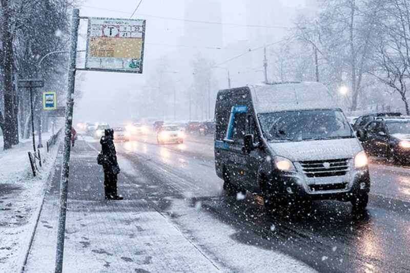 В Петербурге из маршрутки вытолкали пассажира со спущенными штанами