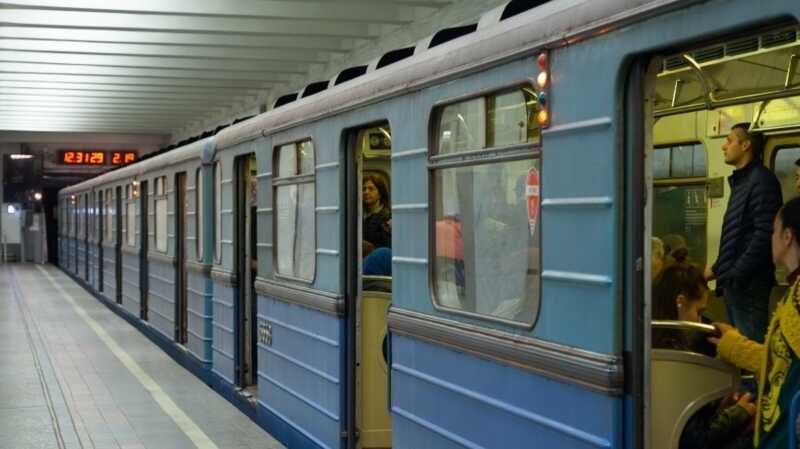 Мужчина присвоил упавший на рельсы в московском метро телефон и попал на видео