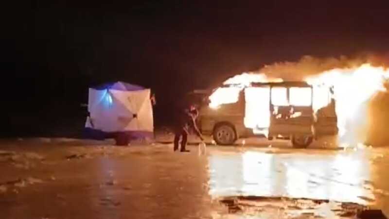 Автомобиль приморского рыбака сгорел на льду Японского моря