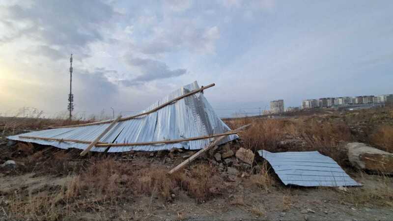 Во Владивостоке сильный ветер срывает крыши и сносит заборы