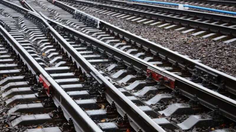 Петербуржец попал под электричку во время перехода железнодорожных путей