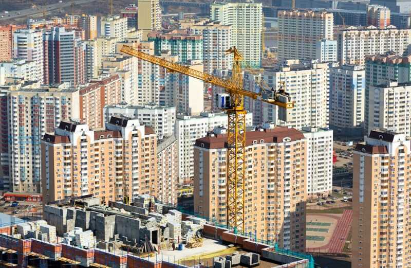 На Урале в новостройке комфорт-класса кусок облицовки пробил голову жильцу