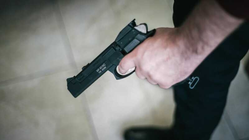 В Башкирии мужчина устроил стрельбу в лифте и попал на видео