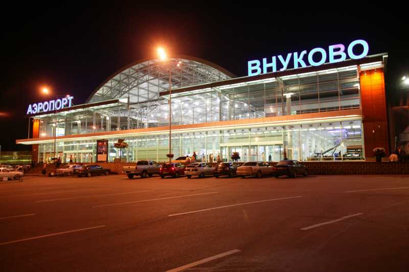 Буйный курильщик вывихнул плечо полицейскому во Внуково