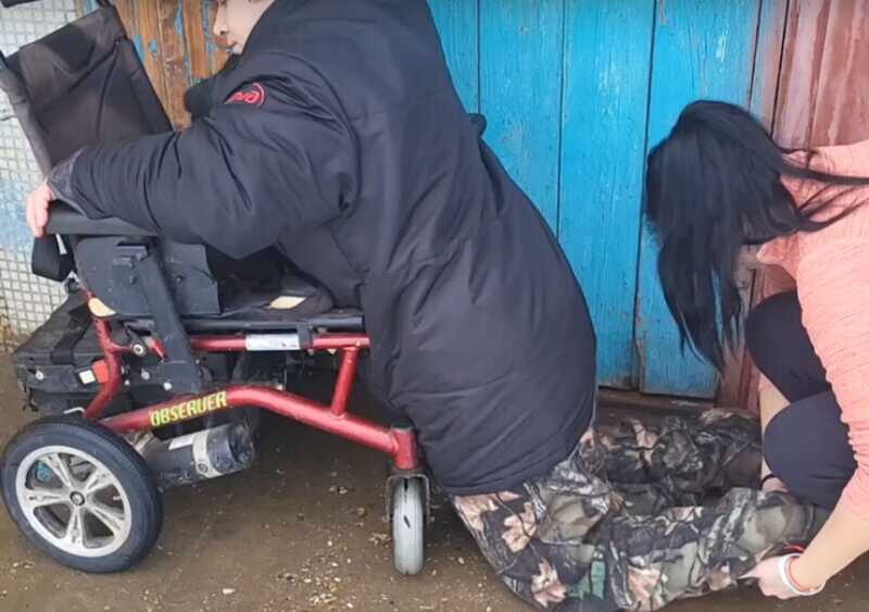 Россиянин с инвалидностью провел ночь на улице из-за сломавшейся коляски