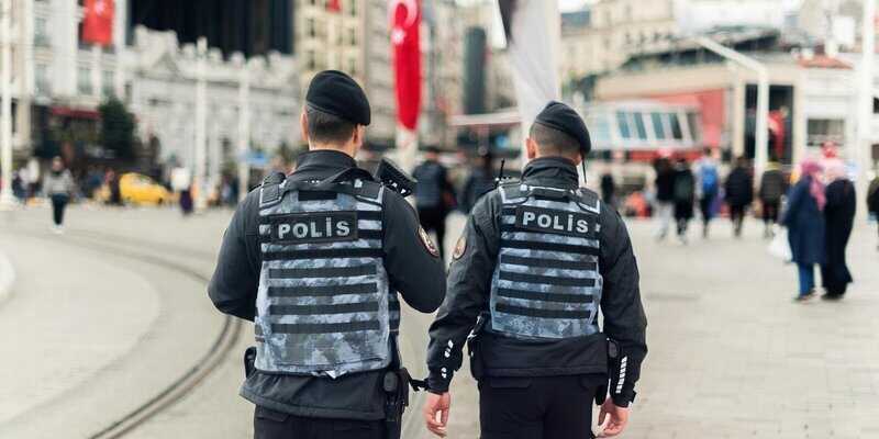 В Турции мужчина и женщина устроили стрельбу перед зданием суда