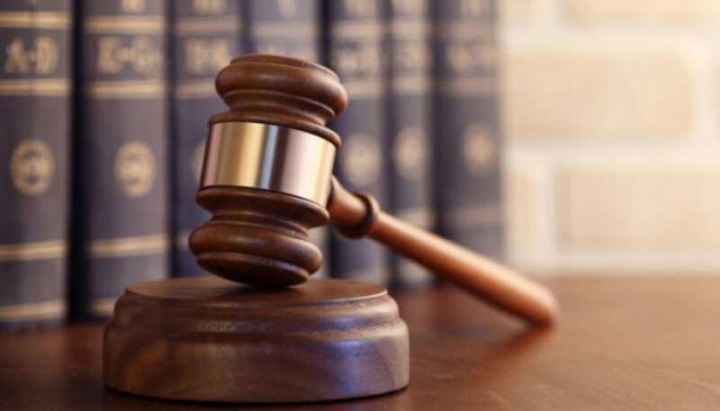 Суд арестовал двух мужчин за прогулку голыми в подъезде дома в Ленобласти