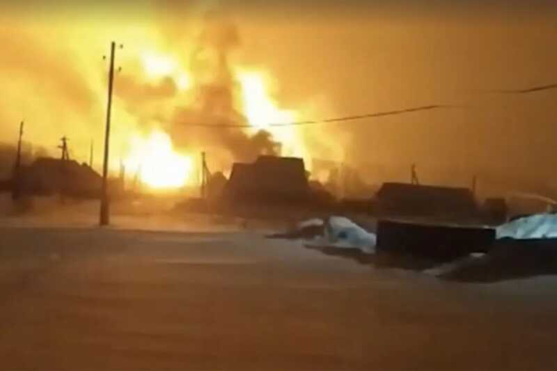 Пожар после взрыва на пермском газопроводе перекинулся на жилые дома