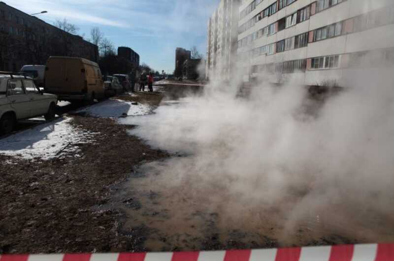Появилось видео с фонтаном кипятка на Васильевском острове в Петербурге