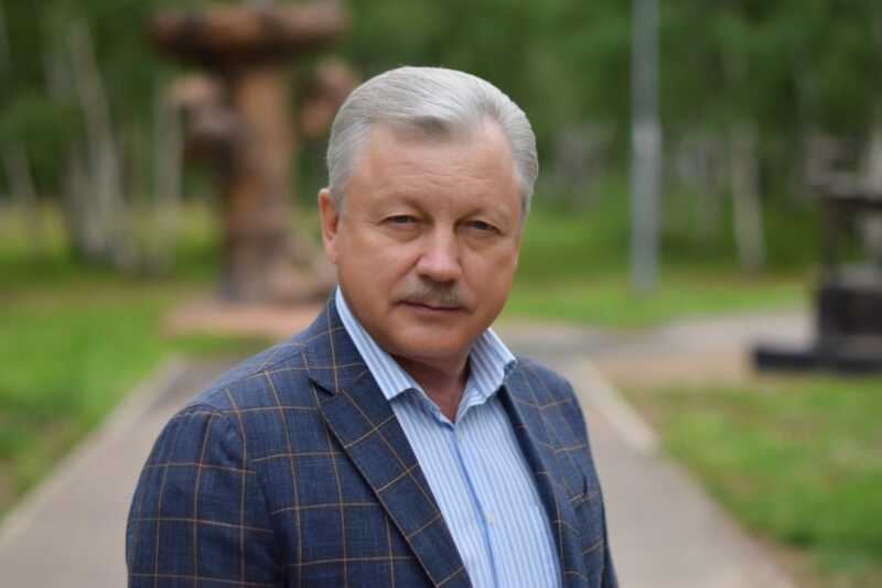Мэр Серебренников не кули ворочает на месте обещанной школы в Братске