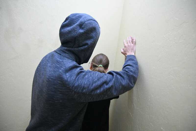 В Ростове мужчина напал на двух девочек в подъезде дома