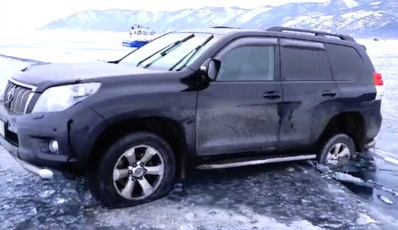 Два внедорожника провалились в трещины на Байкале и вмерзли в лед