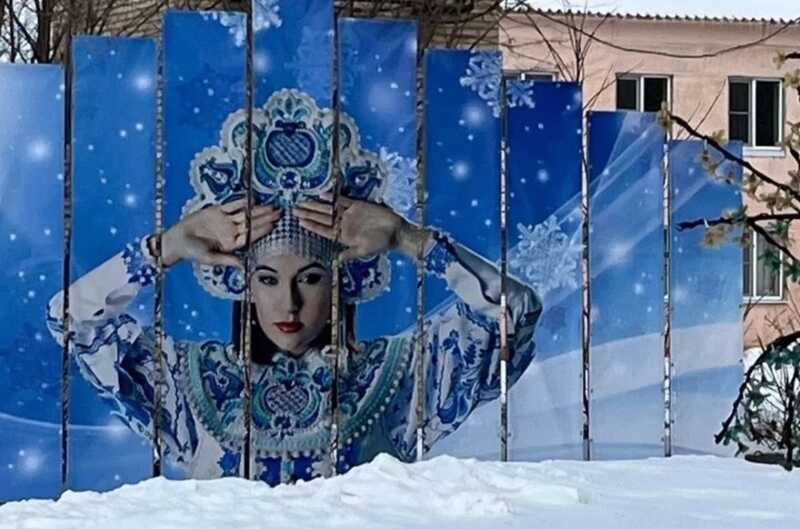 В Челябинской области по заказу сельской администрации нарисовали Сашу Грей в образе Снегурочки