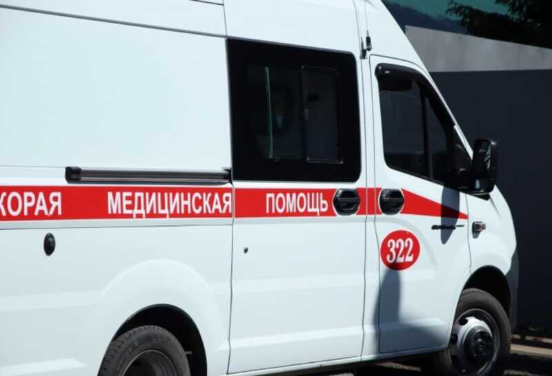 Омские школьники ударили сверстника головой о трубу, его забрали на скорой помощи