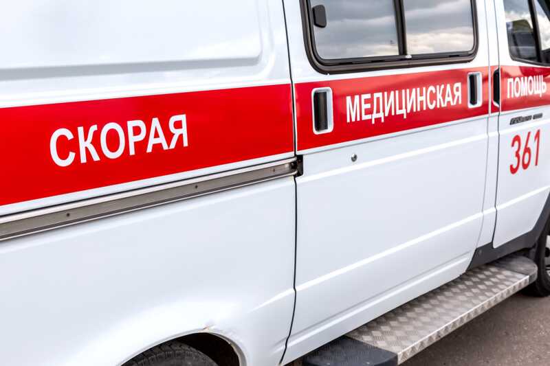 В Омске ребенок ошпарил ногу, провалившись в яму с кипятком