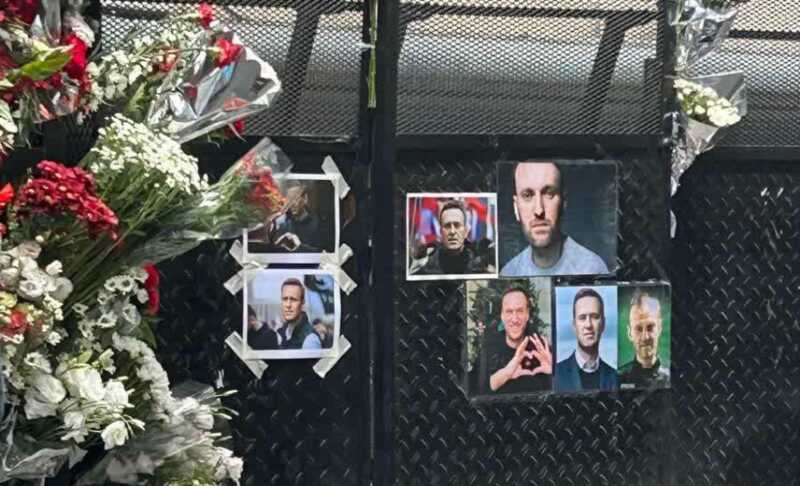 В Аргентине неизвестный закидал яйцами посольство России