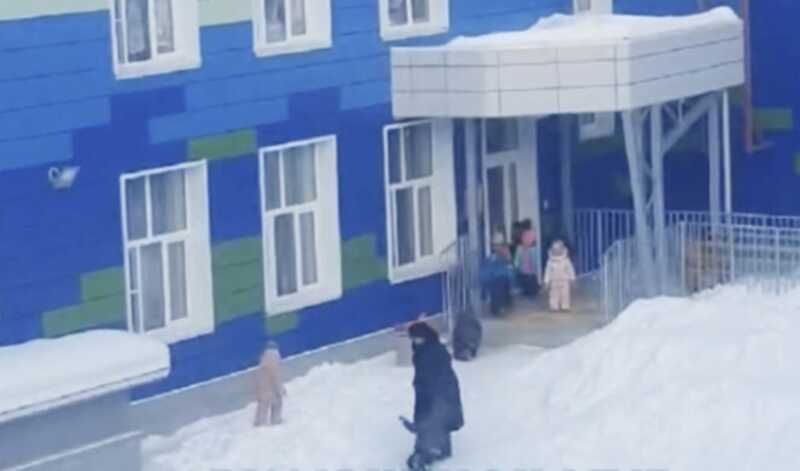 На Камчатке воспитатель детсада протащила ребенка волоком по снегу