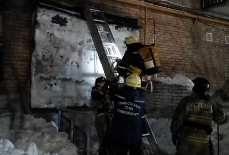 В Челябинске рухнувший из-за снега козырек подъезда перекрыл жителям выход из дома