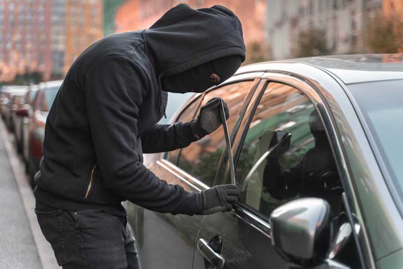 В США бездомный украл автомобиль вместе с шестилетней девочкой