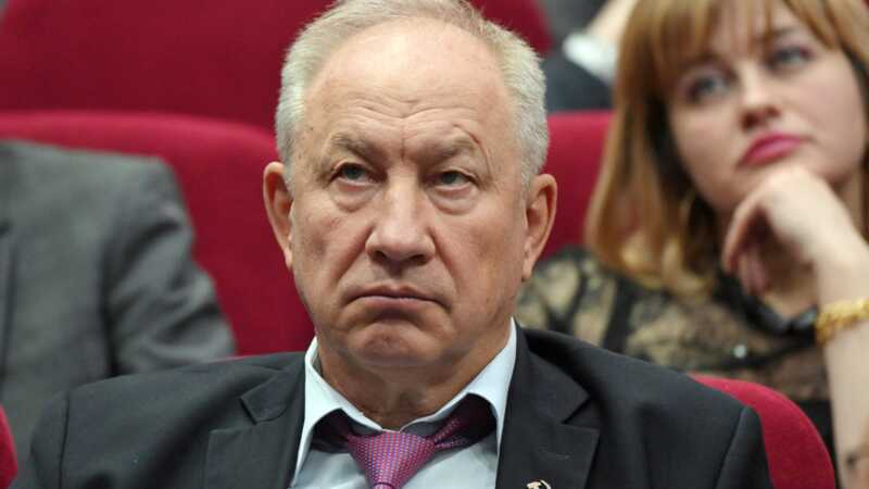 Лось загнал Рашкина в глушь, в Саратов