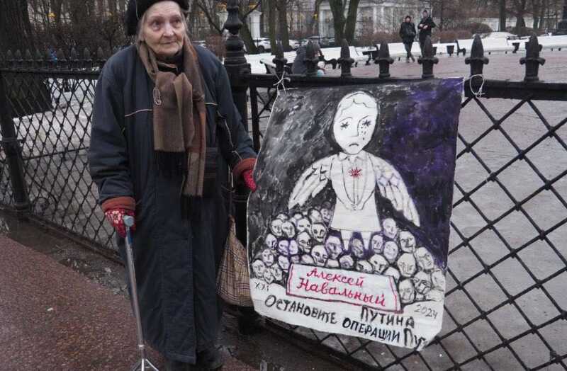Силовики задержали 77-летнюю петербуржскую художницу за пикет в память о Навальном