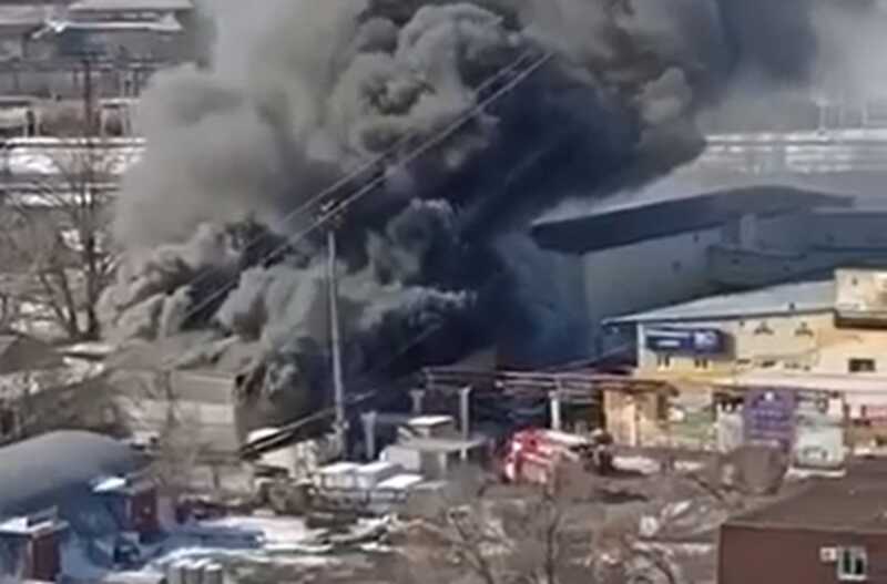 В Волгограде горит оптово-строительный рынок